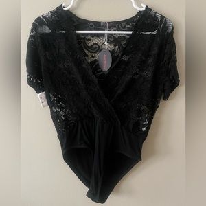 Avidlove Women Lace Short Sleeve Bodysuit Sexy Deep V Snap Crotch. Size Medium.